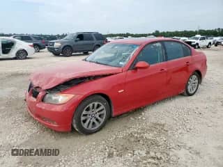 2007 BMW 3 Series 328i z VIN WBAVA33547KX79748, wystawiony jako Copart lot #67217635 z przebiegiem 165 227 mil mil oraz Szkoda całkowita • Salvage title. Historia ofert i sprzedaży dostępna na DreamBid. Obrazek 1.