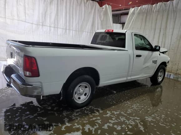 2022 Ram 1500 Tradesman z VIN 3C6JR6DG7NG395759, wystawiony jako Copart lot #66668685 z przebiegiem Nie podano mil oraz Czysty tytuł • Clean title. Historia ofert i sprzedaży dostępna na DreamBid. Obrazek 3.