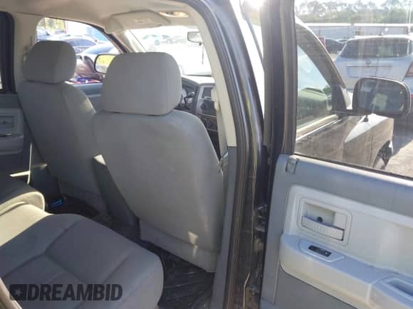 2006 Dodge Dakota SLT z VIN 1D7HE48K06S557317, wystawiony jako IAAI lot #42968224 z przebiegiem 243 683 mil mil oraz . Historia ofert i sprzedaży dostępna na DreamBid. Obrazek 8.