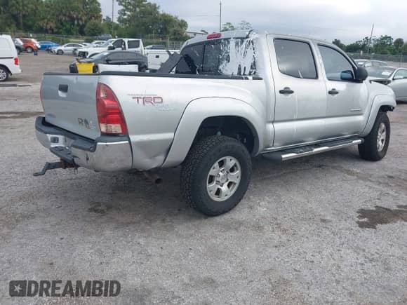 2005 Toyota Tacoma PreRunner z VIN 3TMJU62N95M006548, wystawiony jako IAAI lot #43574482 z przebiegiem 135 666 mil mil oraz . Historia ofert i sprzedaży dostępna na DreamBid. Obrazek 4.