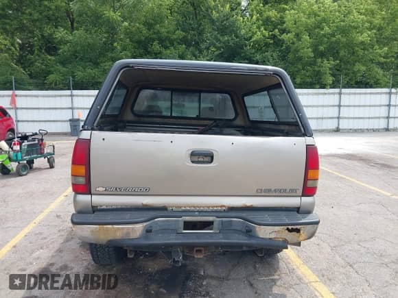 2002 Chevrolet Silverado 2500HD LT с VIN 1GCHK29172E158362, выставлен на аукционе IAAI как лот 42862931 с пробегом 261 133 миль миль и . История ставок и продаж доступна на DreamBid. Изображение 17.