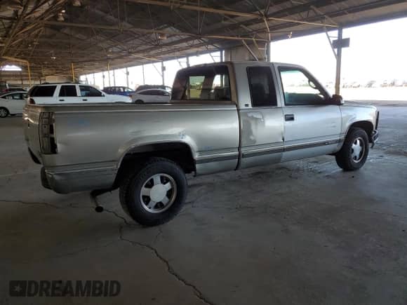 1998 GMC Sierra 1500 z VIN 1GTEC19M6WE521695, wystawiony jako Copart lot #57963205 z przebiegiem 282 910 mil mil oraz Szkoda całkowita • Salvage title. Historia ofert i sprzedaży dostępna na DreamBid. Obrazek 3.