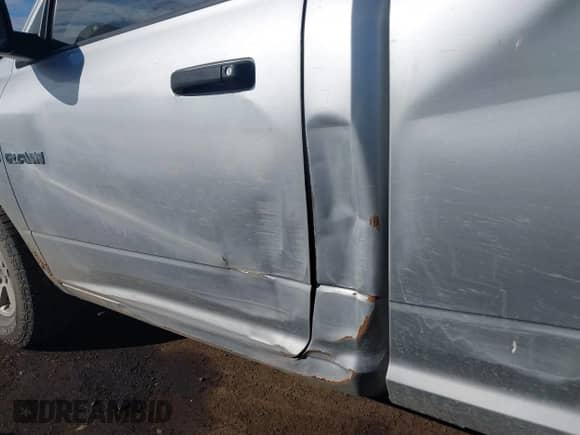 2010 Dodge 1500 Sport z VIN 3D7JV1ET4AG106498, wystawiony jako IAAI lot #40344688 z przebiegiem 158 660 mil mil oraz . Historia ofert i sprzedaży dostępna na DreamBid. Obrazek 20.