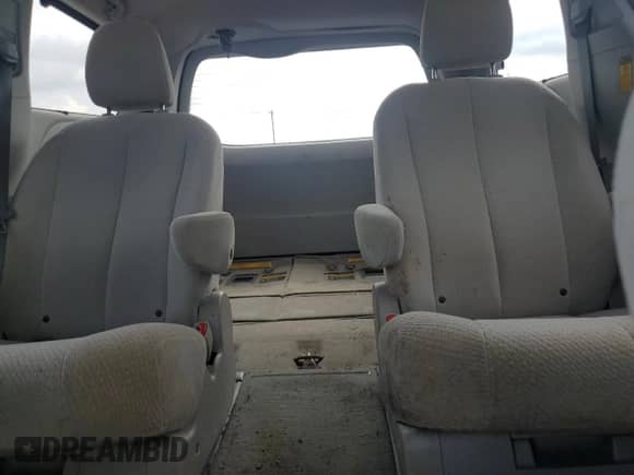 2014 Toyota Sienna LE z VIN 5TDJK3DC8ES093259, wystawiony jako Copart lot #63792635 z przebiegiem 226 271 mil mil oraz Szkoda całkowita • Salvage title. Historia ofert i sprzedaży dostępna na DreamBid. Obrazek 10.