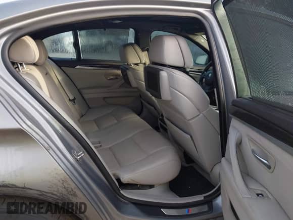 2011 BMW 5 Series 550i z VIN WBAFR9C52BC758058, wystawiony jako IAAI lot #41459632 z przebiegiem 97 556 mil mil oraz . Historia ofert i sprzedaży dostępna na DreamBid. Obrazek 8.