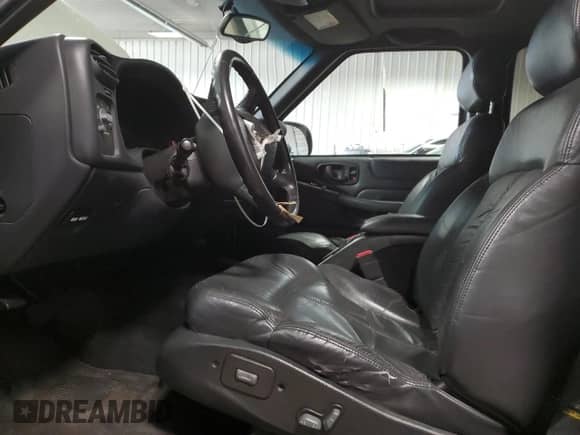 2002 Chevrolet Blazer LS с VIN 1GNDT13W42K189958, выставлен на аукционе Copart как лот 65765625 с пробегом Не указан миль и На запчасти • Non repairable. История ставок и продаж доступна на DreamBid. Изображение 7.