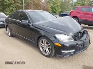 2012 Mercedes-Benz C 300 Sport z VIN WDDGF8BB8CA609173, wystawiony jako IAAI lot #43437585 z przebiegiem 120 384 mil mil oraz . Historia ofert i sprzedaży dostępna na DreamBid. Obrazek 1.