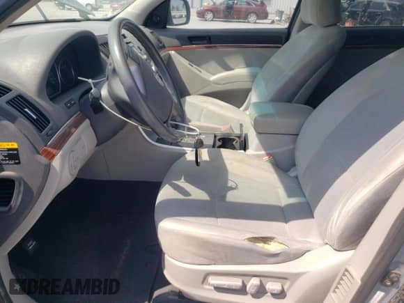 2010 Hyundai Veracruz Limited с VIN KM8NU4CC9AU132297, выставлен на аукционе Copart как лот 65220293 с пробегом 130 932 миль миль и Списание • Salvage title. История ставок и продаж доступна на DreamBid. Изображение 7.