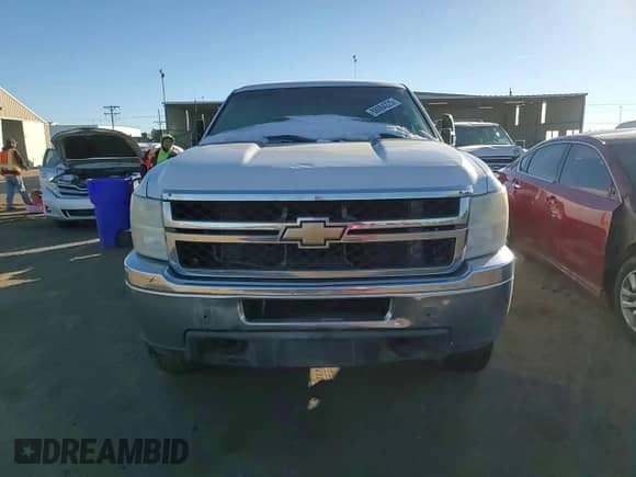 2011 Chevrolet Silverado 2500HD Work Truck z VIN 1GC1KVC8XBF235468, wystawiony jako Copart lot #88084225 z przebiegiem 157 963 mil mil oraz Szkoda całkowita • Salvage title. Historia ofert i sprzedaży dostępna na DreamBid. Obrazek 11.