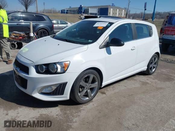 2013 Chevrolet Sonic RS z VIN 1G1JH6SB5D4146819, wystawiony jako IAAI lot #41742164 z przebiegiem 185 401 mil mil oraz . Historia ofert i sprzedaży dostępna na DreamBid. Obrazek 2.