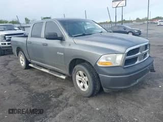 2010 Dodge 1500 ST z VIN 1D7RB1CP4AS189179, wystawiony jako IAAI lot #41956547 z przebiegiem 218 519 mil mil oraz . Historia ofert i sprzedaży dostępna na DreamBid. Obrazek 1.