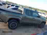 2025 Toyota Tacoma SR5 z VIN 3TMKB5FN4SM025034, wystawiony jako IAAI lot #43362553 z przebiegiem 16 757 mil mil oraz . Historia ofert i sprzedaży dostępna na DreamBid. Obrazek 13.