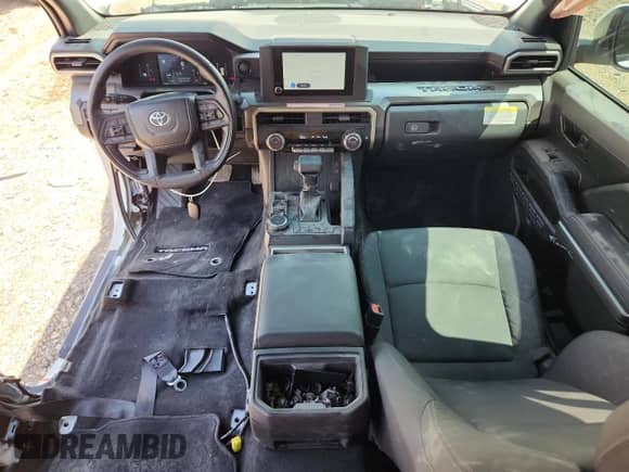 2024 Toyota Tacoma SR5 с VIN 3TYLB5JN6RT040080, выставлен на аукционе Copart как лот 63592565 с пробегом 7 596 миль миль и Списание • Salvage title. История ставок и продаж доступна на DreamBid. Изображение 8.