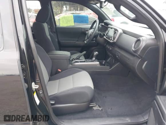 2020 Toyota Tacoma SR5 z VIN 3TMBZ5DN8LM023920, wystawiony jako IAAI lot #42015118 z przebiegiem 46 137 mil mil oraz . Historia ofert i sprzedaży dostępna na DreamBid. Obrazek 5.