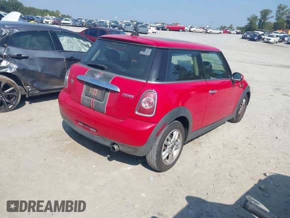 2012 MINI Hardtop z VIN WMWSU3C59CT542932, wystawiony jako IAAI lot #43251120 z przebiegiem 175 000 mil mil oraz . Historia ofert i sprzedaży dostępna na DreamBid. Obrazek 4.