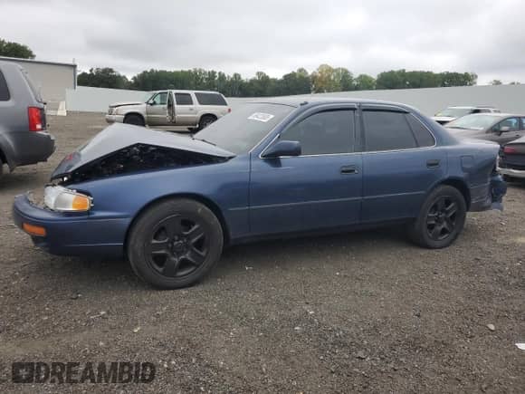1995 Toyota Camry DX z VIN 4T1SK11EXSU477240, wystawiony jako Copart lot #68422685 z przebiegiem 146 403 mil mil oraz Szkoda całkowita • Salvage title. Historia ofert i sprzedaży dostępna na DreamBid. Obrazek 1.