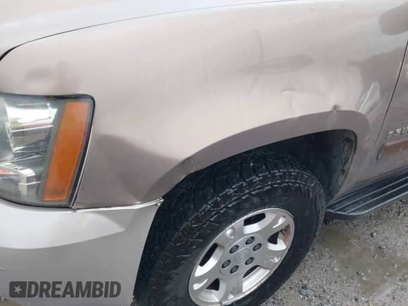2007 Chevrolet Suburban LTZ z VIN 1GNFC160X7R232116, wystawiony jako IAAI lot #43413153 z przebiegiem Nie podano mil oraz . Historia ofert i sprzedaży dostępna na DreamBid. Obrazek 6.