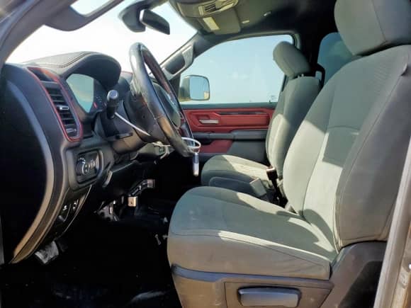 2019 Ram 1500 Rebel z VIN 1C6SRFET7KN871348, wystawiony jako Copart lot #64428815 z przebiegiem Nie podano mil oraz Czysty tytuł • Clean title. Historia ofert i sprzedaży dostępna na DreamBid. Obrazek 7.