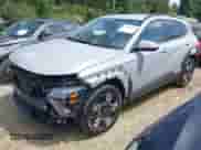 2024 Hyundai Kona SEL z VIN KM8HB3AB0RU063292, wystawiony jako IAAI lot #42818221 z przebiegiem 69 000 mil mil oraz . Historia ofert i sprzedaży dostępna na DreamBid. Obrazek 2.
