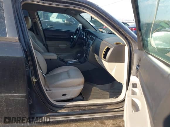 2005 Dodge Magnum SXT with VIN 2D4GZ48VX5H638063, listed as a IAAI auction lot 42755527 with 203,621 mi miles and . Bid and sale history available at DreamBid. Image 5.