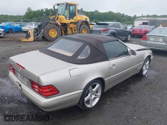 1999 Mercedes-Benz SL 500 z VIN WDBFA68F5XF172646, wystawiony jako IAAI lot #42696506 z przebiegiem 104 740 mil mil oraz . Historia ofert i sprzedaży dostępna na DreamBid. Obrazek 4.