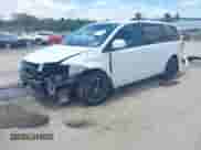 2019 Dodge Grand Caravan SE z VIN 2C4RDGBG6KR591927, wystawiony jako IAAI lot #42290258 z przebiegiem 133 290 mil mil oraz . Historia ofert i sprzedaży dostępna na DreamBid. Obrazek 2.