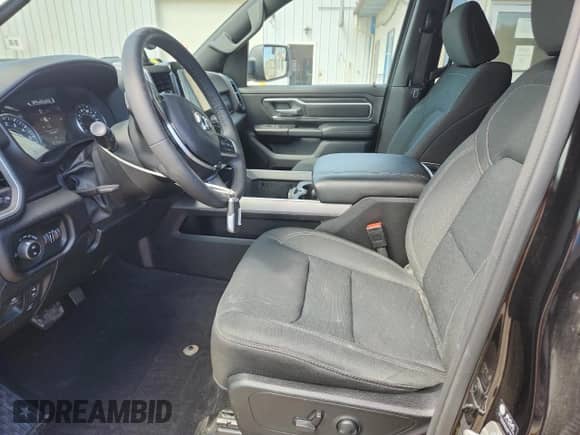 2025 Ram 1500 Big Horn z VIN 1C6RRFFGXSN585784, wystawiony jako Copart lot #70215035 z przebiegiem 16 105 mil mil oraz Szkoda całkowita • Salvage title. Historia ofert i sprzedaży dostępna na DreamBid. Obrazek 7.