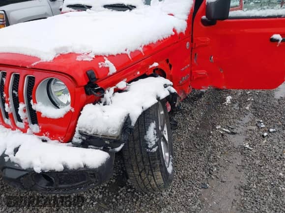 2021 Jeep Wrangler Unlimited Sahara Altitude z VIN 1C4HJXENXMW592247, wystawiony jako IAAI lot #41603078 z przebiegiem 71 751 mil mil oraz . Historia ofert i sprzedaży dostępna na DreamBid. Obrazek 17.