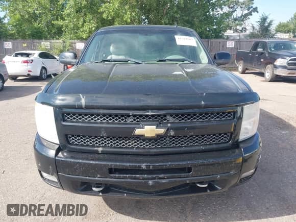 2011 Chevrolet Silverado 1500 LTZ z VIN 3GCPKTE25BG142685, wystawiony jako IAAI lot #42784503 z przebiegiem 220 002 mil mil oraz . Historia ofert i sprzedaży dostępna na DreamBid. Obrazek 12.