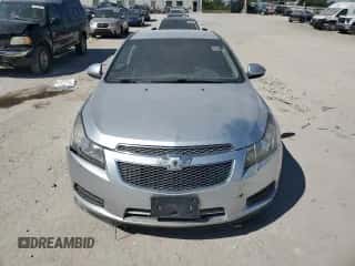 2013 Chevrolet Cruze 1LT z VIN 1G1PC5SB2D7141465, wystawiony jako Copart lot #70474115 z przebiegiem 141 669 mil mil oraz Czysty tytuł • Clean title. Historia ofert i sprzedaży dostępna na DreamBid. Obrazek 5.