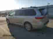 2017 Toyota Sienna LE z VIN 5TDJZ3DC8HS173774, wystawiony jako Copart lot #84217255 z przebiegiem 103 952 mil mil oraz Szkoda całkowita • Salvage title. Historia ofert i sprzedaży dostępna na DreamBid. Obrazek 2.