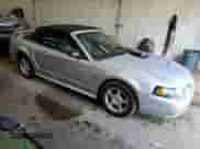 2004 Ford Mustang Deluxe z VIN 1FAFP44404F123171, wystawiony jako Copart lot #67925535 z przebiegiem 138 707 mil mil oraz Szkoda całkowita • Salvage title. Historia ofert i sprzedaży dostępna na DreamBid. Obrazek 4.