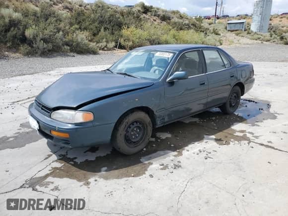 1996 Toyota Camry DX z VIN JT2BG12K4T0344033, wystawiony jako Copart lot #70365175 z przebiegiem 215 552 mil mil oraz Szkoda całkowita • Salvage title. Historia ofert i sprzedaży dostępna na DreamBid. Obrazek 1.