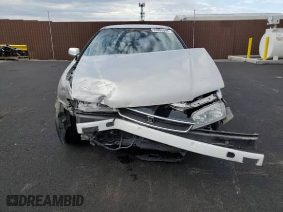 1996 Honda Accord LX z VIN 1HGCD5631TA046176, wystawiony jako Copart lot #69990845 z przebiegiem 133 087 mil mil oraz Szkoda całkowita • Salvage title. Historia ofert i sprzedaży dostępna na DreamBid. Obrazek 5.