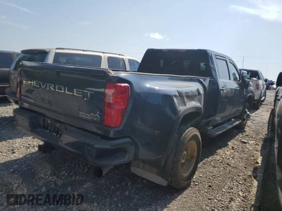 2020 Chevrolet Silverado 3500HD High Country с VIN 1GC4YVEY1LF337672, выставлен на аукционе Copart как лот 62410355 с пробегом 179 810 миль миль и Списание • Salvage title. История ставок и продаж доступна на DreamBid. Изображение 3.