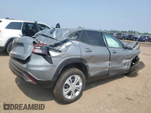2025 Chevrolet Trax LS с VIN KL77LFEP0SC266230, выставлен на аукционе Copart как лот 66858605 с пробегом Не указан миль и Списание • Salvage title. История ставок и продаж доступна на DreamBid. Изображение 3.