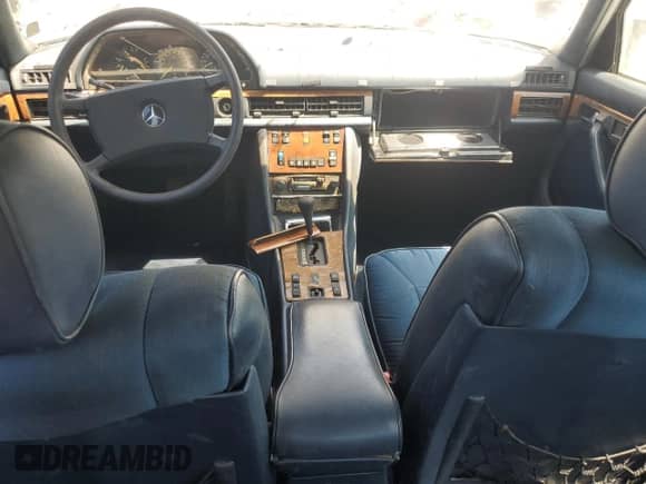 1983 Mercedes-Benz 380 z VIN WDBCA33A4DB042003, wystawiony jako Copart lot #62316525 z przebiegiem 161 377 mil mil oraz Nie do naprawy • Non repairable. Historia ofert i sprzedaży dostępna na DreamBid. Obrazek 8.