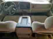 2003 Chevrolet Suburban LT z VIN 1GNEC16Z23J248958, wystawiony jako Copart lot #70917915 z przebiegiem 132 923 mil mil oraz Czysty tytuł • Clean title. Historia ofert i sprzedaży dostępna na DreamBid. Obrazek 8.