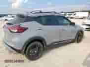 2021 Nissan Kicks SR z VIN 3N1CP5DV5ML516586, wystawiony jako Copart lot #81148845 z przebiegiem 33 756 mil mil oraz Szkoda całkowita • Salvage title. Historia ofert i sprzedaży dostępna na DreamBid. Obrazek 3.
