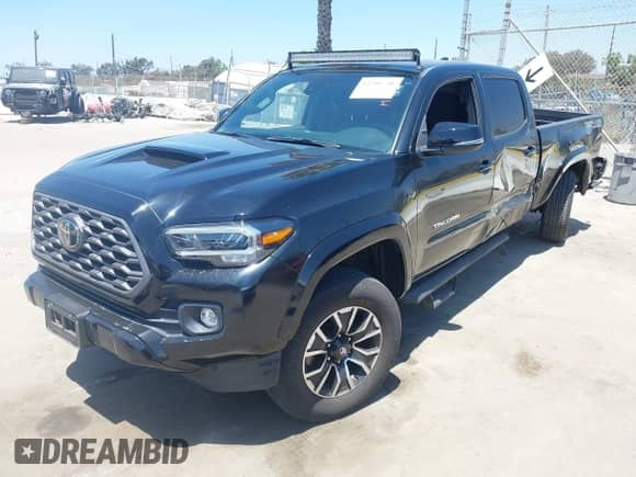 2022 Toyota Tacoma SR5 z VIN 3TMDZ5BN6NM123917, wystawiony jako IAAI lot #42206746 z przebiegiem 23 745 mil mil oraz . Historia ofert i sprzedaży dostępna na DreamBid. Obrazek 2.