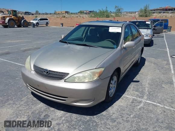 2004 Toyota Camry LE z VIN 4T1BF32K74U067244, wystawiony jako IAAI lot #43162095 z przebiegiem 370 818 mil mil oraz . Historia ofert i sprzedaży dostępna na DreamBid. Obrazek 2.