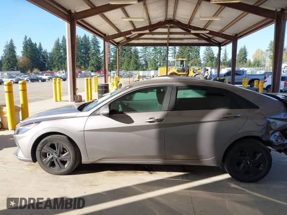 2022 Hyundai Elantra Blue z VIN KMHLM4AJXNU023927, wystawiony jako IAAI lot #43314042 z przebiegiem 55 870 mil mil oraz . Historia ofert i sprzedaży dostępna na DreamBid. Obrazek 14.