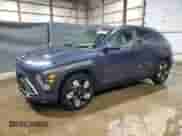 2024 Hyundai Kona SEL z VIN KM8HB3AB2RU149736, wystawiony jako Copart lot #82572844 z przebiegiem 18 503 mil mil oraz Czysty tytuł • Clean title. Historia ofert i sprzedaży dostępna na DreamBid. Obrazek 1.