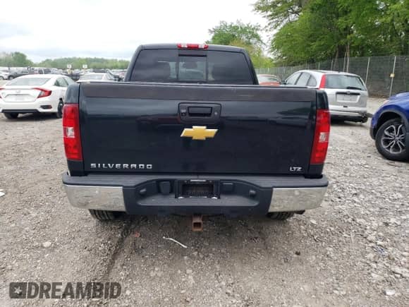 2009 Chevrolet Silverado 1500 LTZ z VIN 1GCEK39J89Z200663, wystawiony jako Copart lot #56285545 z przebiegiem 207 964 mil mil oraz Szkoda całkowita • Salvage title. Historia ofert i sprzedaży dostępna na DreamBid. Obrazek 6.