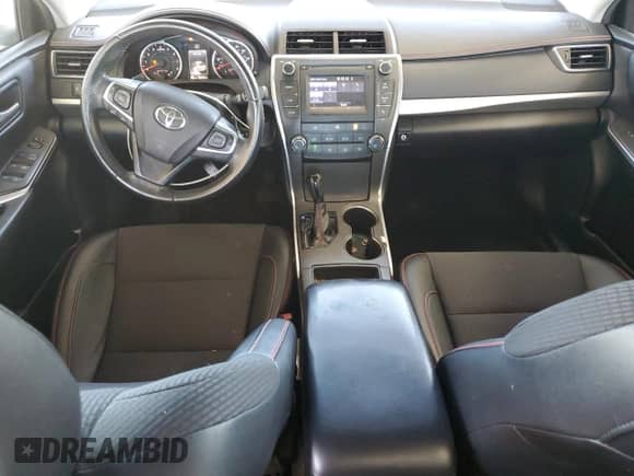 2017 Toyota Camry XLE z VIN 4T1BF1FK0HU720131, wystawiony jako Copart lot #82687105 z przebiegiem 136 438 mil mil oraz Czysty tytuł • Clean title. Historia ofert i sprzedaży dostępna na DreamBid. Obrazek 8.