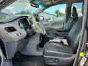 2012 Toyota Sienna SE с VIN 5TDXK3DC8CS246066, выставлен на аукционе Copart как лот 68649335 с пробегом 199 928 миль миль и Списание • Salvage title. История ставок и продаж доступна на DreamBid. Изображение 7.