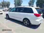 2005 Toyota Sienna XLE z VIN 5TDZA22C85S359348, wystawiony jako IAAI lot #42640899 z przebiegiem 185 773 mil mil oraz . Historia ofert i sprzedaży dostępna na DreamBid. Obrazek 3.