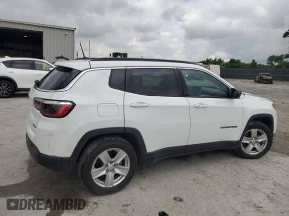 2022 Jeep Compass Latitude z VIN 3C4NJCBB8NT138205, wystawiony jako Copart lot #60247585 z przebiegiem 51 703 mil mil oraz Szkoda całkowita • Salvage title. Historia ofert i sprzedaży dostępna na DreamBid. Obrazek 3.