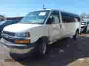 2018 Chevrolet Express Passenger LT z VIN 1GAZGPFPXJ1234974, wystawiony jako IAAI lot #41753701 z przebiegiem 190 343 mil mil oraz . Historia ofert i sprzedaży dostępna na DreamBid. Obrazek 17.