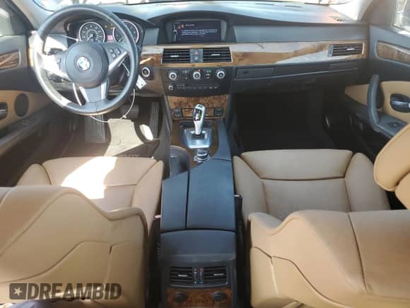 2010 BMW 5 Series 535i xDrive z VIN WBANV9C56AC139565, wystawiony jako Copart lot #61691685 z przebiegiem 82 731 mil mil oraz Czysty tytuł • Clean title. Historia ofert i sprzedaży dostępna na DreamBid. Obrazek 8.